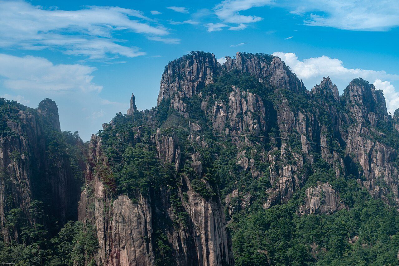 Visiting Huangshan (Yellow Mountain): Cable Cars, Cloud Seas & Sunrise Peaks Guide scenery