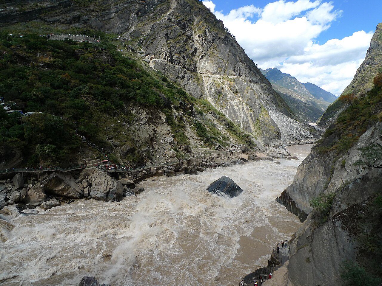 Travel guide photo for Hiking Tiger Leaping Gorge in Yunnan: Trail Route, Guesthouses & Packing Guide