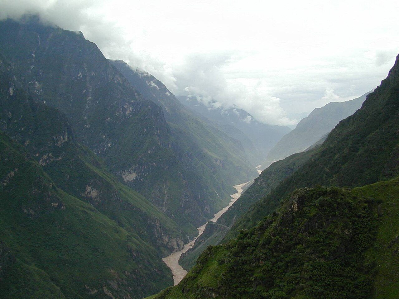 Hiking Tiger Leaping Gorge in Yunnan: Trail Route, Guesthouses & Packing Guide scenery