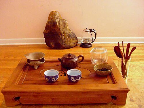 Service traditionnel du thé Gongfu Cha avec théière en terre de Yixing et petites tasses en porcelaine
