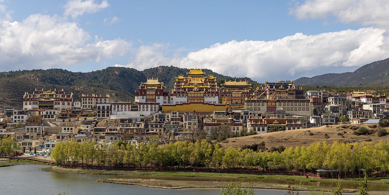 Yunnan in 8 Days: Kunming, Dali, Lijiang and Shangri-La by Bullet Train transport and landscape