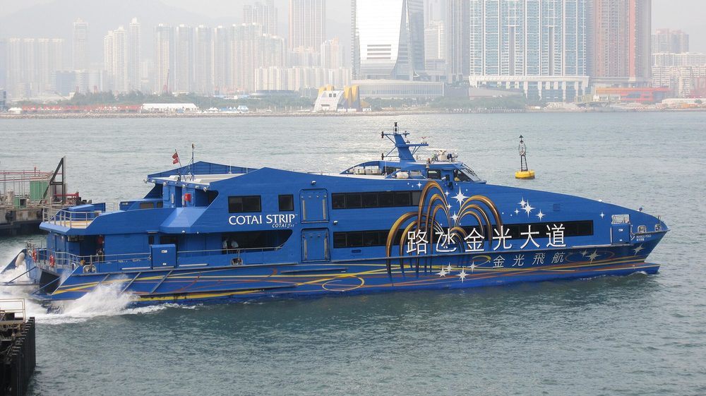 Train à grande vitesse à quai dans la gare ultramoderne de Hong Kong West Kowloon