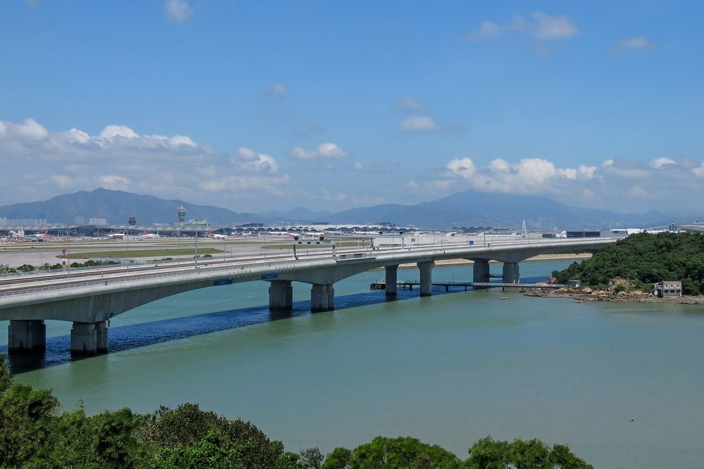 Le gigantesque pont maritime Hong Kong-Zhuhai-Macao s'étendant à perte de vue sur l'océan