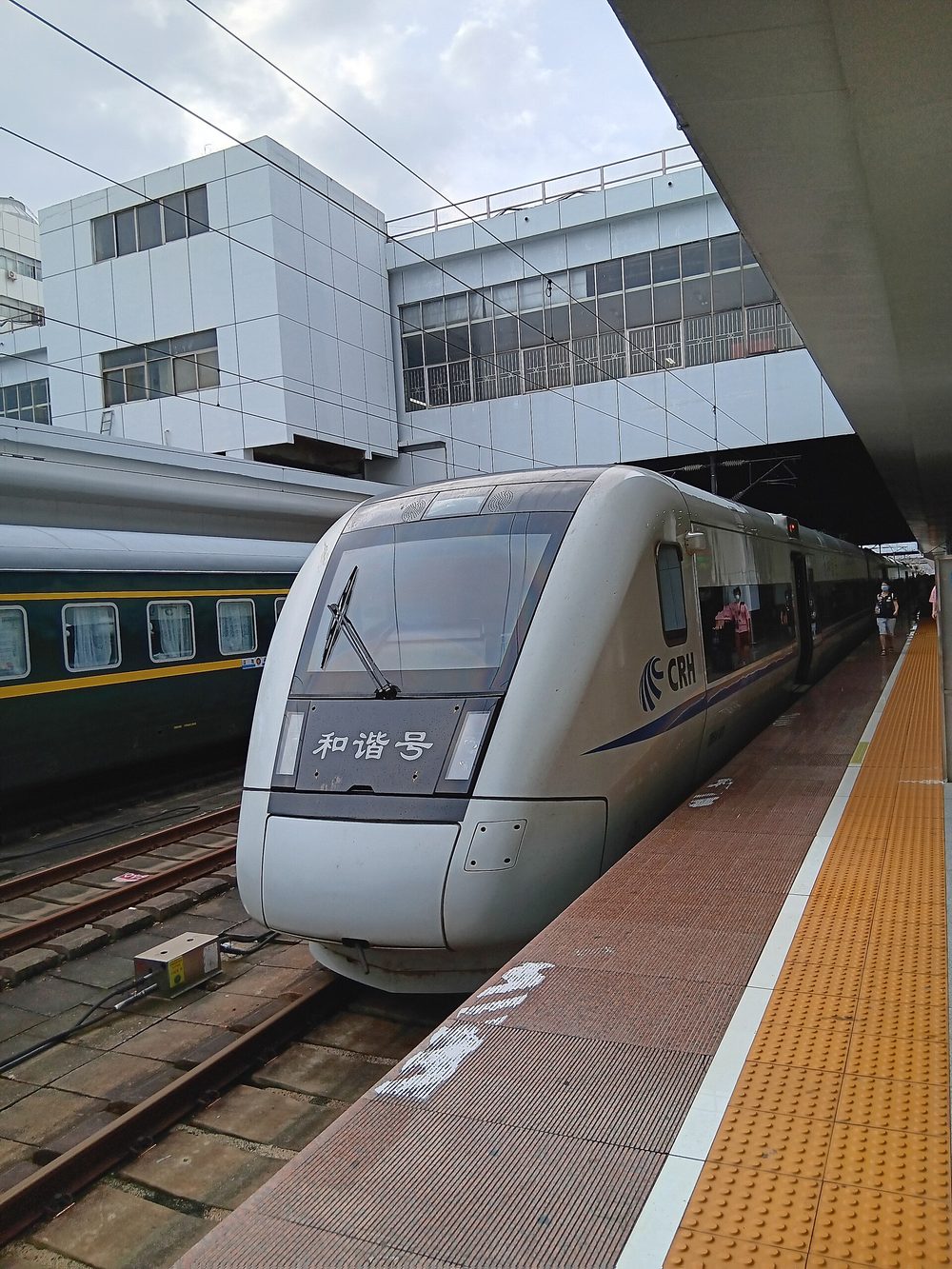 Comptoir du wagon-restaurant dans un train à grande vitesse Fuxing en Chine