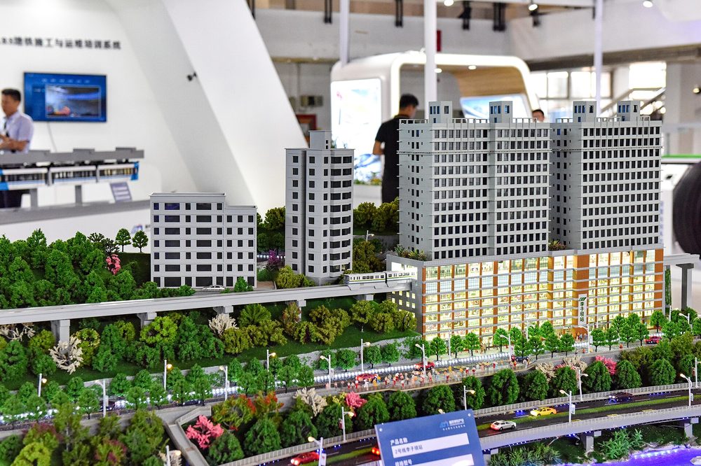 Monorraíl de la línea 2 de Chongqing atravesando la planta intermedia de un bloque de viviendas en Liziba