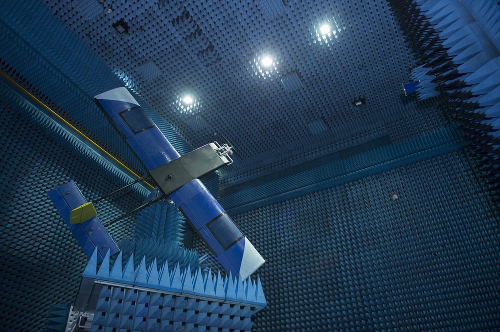 Moderne DJI-Kameradrohne fliegt über eine spektakuläre Berglandschaft in China