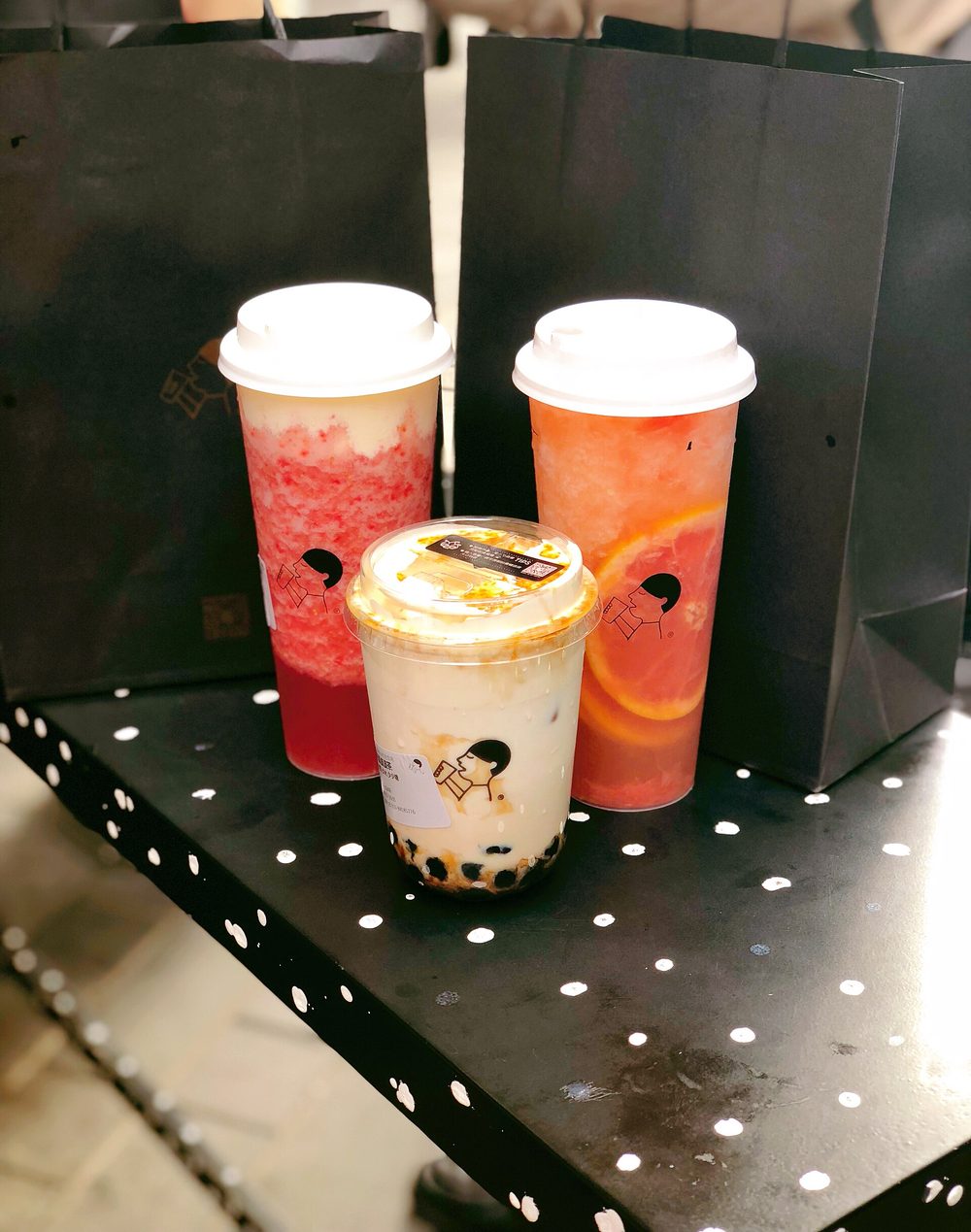 Gobelet de café glacé au lait de coco de chez Luckin Coffee en Chine