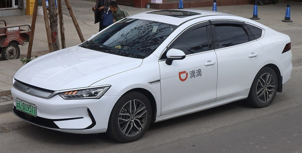 Véhicule électrique contemporain en service pour l'application de VTC DiDi en Chine