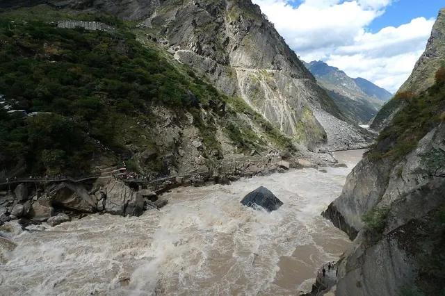 Hiking Tiger Leaping Gorge in Yunnan: Trail Route, Guesthouses & Packing Guide