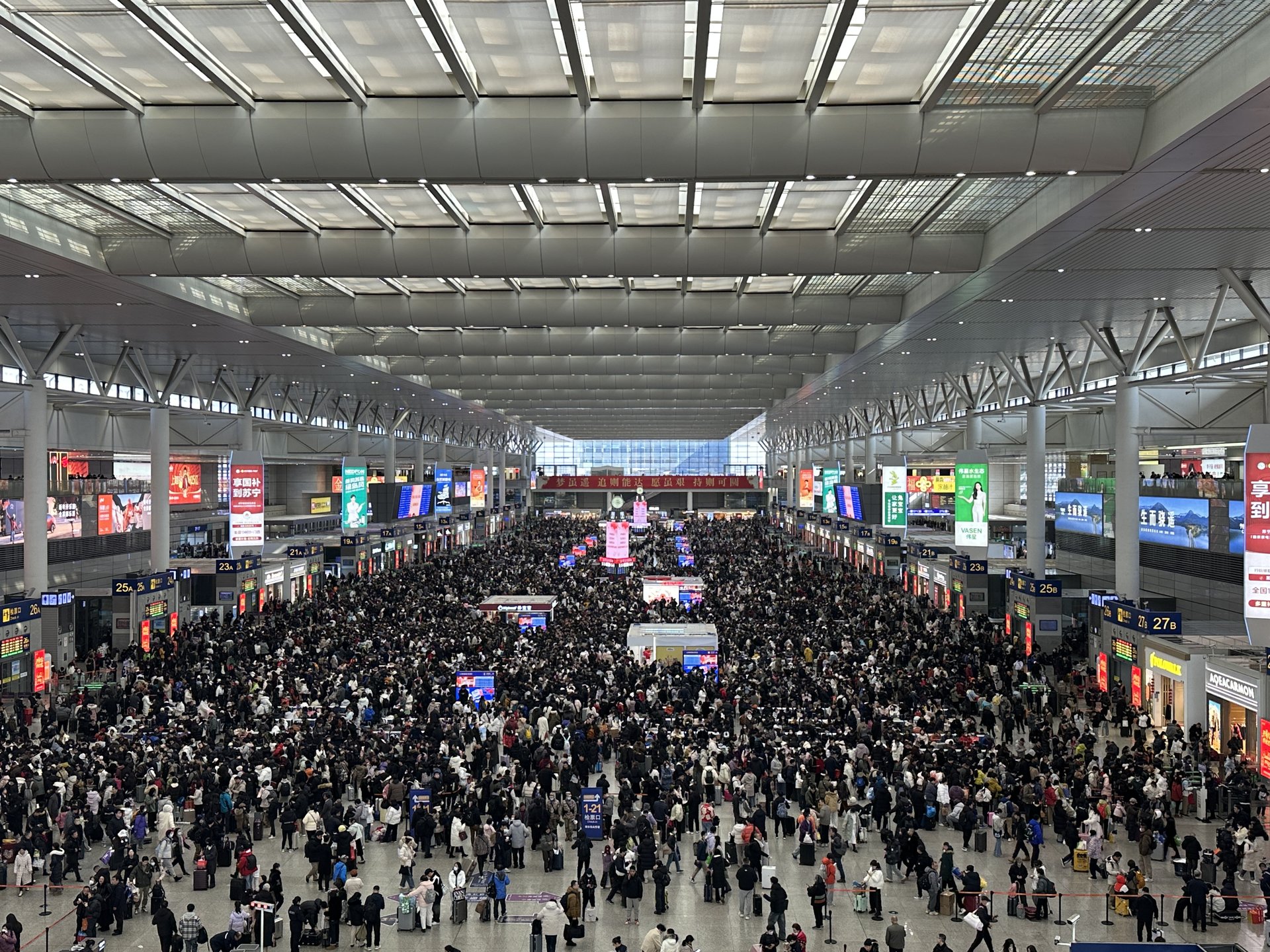 Thousands of passengers during the Chunyun Spring Festival travel rush at Shanghai Hongqiao Railway Station