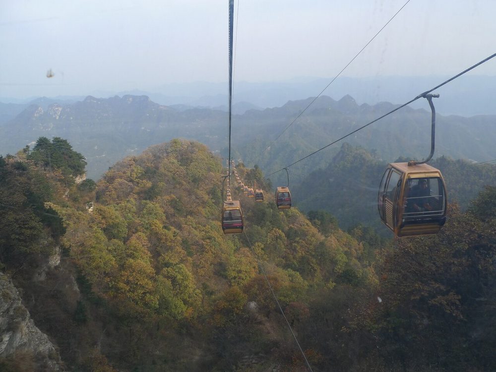 Moderna cabina de teleférico sobrevolando desfiladeros en Huangshan